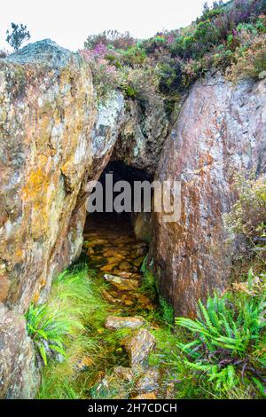 Entrée à un ancien téléphérique de mine de cuivre le long de la piste jusqu'au sommet de Mynydd Sygyn, Snowdonia, pays de Galles, Royaume-Uni Banque D'Images