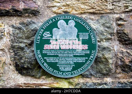 Plaque verte du patrimoine pour « l'auberge de la Sixième Happiness » le long de la North Wales film and Television Trail, Beddgelert, Snowdonia, pays de Galles, Royaume-Uni Banque D'Images