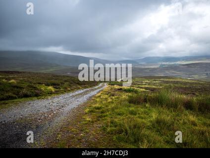 L'ancienne route militaire entre Coupar Angus et fort George et les montagnes Cairngorm près de Cockbridge Banque D'Images