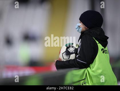 Cesena, Italie.21 novembre 2021.Cesena, Italie, novembre 21 2021 Ball boy pendant le match Lega Pro entre Cesena FC et Fermana FC au stade Orogel Dino Manuzzi à Cesena, Italie Michele Finessi/SPP crédit: SPP Sport Press photo./Alamy Live News Banque D'Images