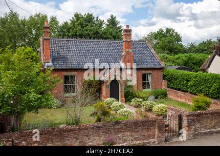 Stradishall, Suffolk, Angleterre - 16 juin 2020 : ancienne école britannique transformée en maison résidentielle avec toit en tuiles et jardin de style cottage Banque D'Images