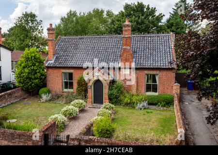 Stradishall, Suffolk, Angleterre - 16 juin 2020 : ancienne école transformée en maison résidentielle avec toit en tuiles et jardin de style cottage Banque D'Images