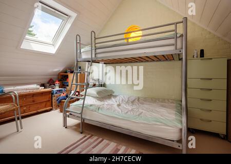 Stradishall, Suffolk, Angleterre - 16 juin 2020 : chambre mansardée de style loft avec murs peints en blanc et lits superposés. Banque D'Images