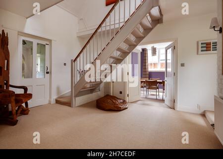 Stradishall, Suffolk, Angleterre - 16 juin 2020 : entrée à la réception avec des escaliers menant au premier étage et des portes ouvrant sur la salle à manger. Banque D'Images