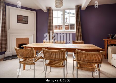 Stradishall, Suffolk, Angleterre - 16 juin 2020 : table et chaises dans la salle à manger avec cheminée et fauteuil Banque D'Images