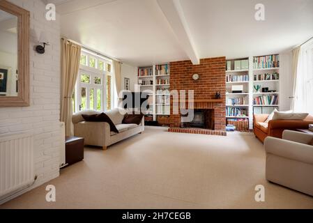 Stradishall, Suffolk, Angleterre - 16 juin 2020: Salon salon intérieur dans la maison traditionnelle avec cheminée et poêle à bois Banque D'Images