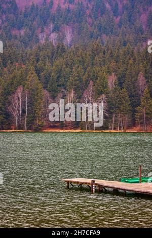 Lac de Sainte-Ana, Transylvanie, Roumanie. Superbe paysage d'automne avec forêt colorée et lac volcanique idyllique un populaire touristique et Voyage destinati Banque D'Images