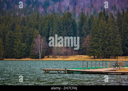 Lac de Sainte-Ana, Transylvanie, Roumanie. Superbe paysage d'automne avec forêt colorée et lac volcanique idyllique un populaire touristique et Voyage destinati Banque D'Images