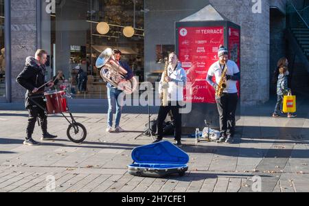 Groupe de musiciens jouant au soleil dans le centre commercial Liverpool ONE Banque D'Images