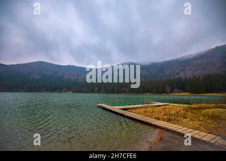 Lac de Sainte-Ana, Transylvanie, Roumanie. Superbe paysage d'automne avec forêt colorée et lac volcanique idyllique un populaire touristique et Voyage destinati Banque D'Images