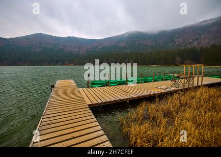 Lac de Sainte-Ana, Transylvanie, Roumanie. Superbe paysage d'automne avec forêt colorée et lac volcanique idyllique un populaire touristique et Voyage destinati Banque D'Images