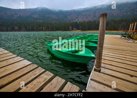 Lac de Sainte-Ana, Transylvanie, Roumanie. Superbe paysage d'automne avec forêt colorée et lac volcanique idyllique un populaire touristique et Voyage destinati Banque D'Images