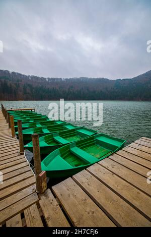 Lac de Sainte-Ana, Transylvanie, Roumanie. Superbe paysage d'automne avec forêt colorée et lac volcanique idyllique un populaire touristique et Voyage destinati Banque D'Images