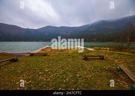 Lac de Sainte-Ana, Transylvanie, Roumanie. Superbe paysage d'automne avec forêt colorée et lac volcanique idyllique un populaire touristique et Voyage destinati Banque D'Images