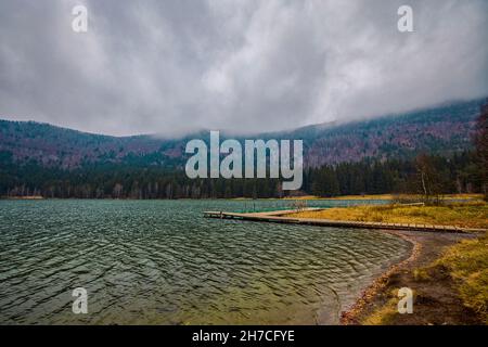 Lac de Sainte-Ana, Transylvanie, Roumanie. Superbe paysage d'automne avec forêt colorée et lac volcanique idyllique un populaire touristique et Voyage destinati Banque D'Images