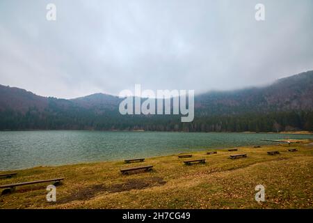 Lac de Sainte-Ana, Transylvanie, Roumanie. Superbe paysage d'automne avec forêt colorée et lac volcanique idyllique un populaire touristique et Voyage destinati Banque D'Images