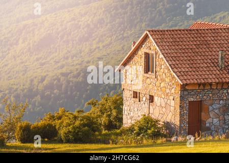 Une maison en pierre dans les montagnes est un refuge pour les touristes et les randonneurs.Le concept de voyage et de l'immobilier Banque D'Images