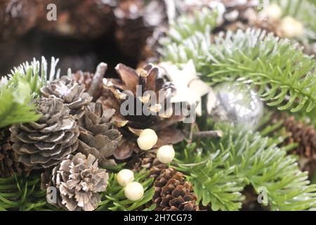 Décoration de Noël accrochée à l'arbre de Noël sur fond de branches de sapin Banque D'Images