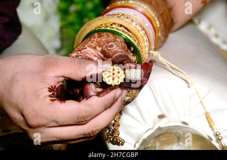 Les jeunes mariés tiennent et montrent des bagues de bijoux de mariage Banque D'Images