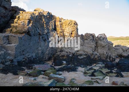 Ciel bleu en fin d'après-midi sur la plage de Perranporth, Cornwall, Royaume-Uni Banque D'Images