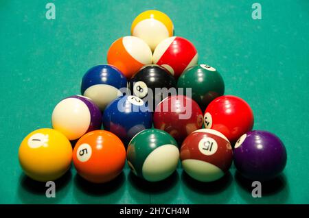 Boules de billard sur la table de billard Banque D'Images