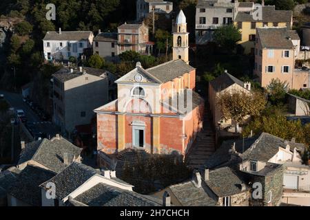 église dans le village de Nonza, corse, France, paysage typique de la ville corse. Vue d'en haut Banque D'Images