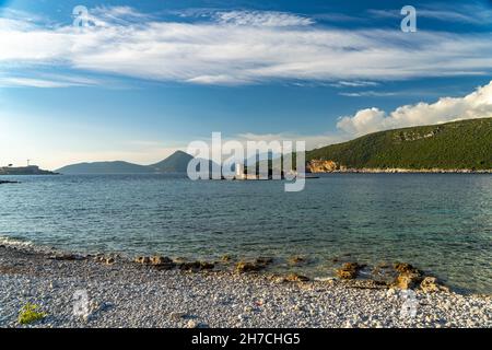 Strand Plaa Arza und die Insel Otocic Gospa in der Bucht von Kotor, Montenegro, Europa | Plaa Arza Beach et Otocic Gospa Island à Kotor Bay, Mo Banque D'Images