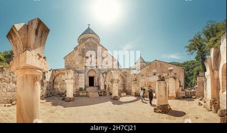 21 mai 2021, Dilijan, Arménie : le monastère de Haghartsin restauré est un exemple classique de l'architecture arménienne avec de jeunes visiteurs de poussette Banque D'Images