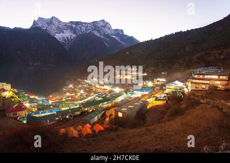 Vue de nuit sur le village de Namche Bazar et le mont Kongde - trek jusqu'au camp de base de l'Everest - montagnes de l'Himalaya du Népal Banque D'Images