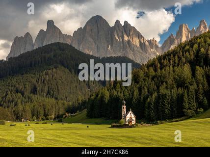 Chapelle Saint Johann en face du groupe Odle, Val die Funes, Tyrol du Sud Banque D'Images