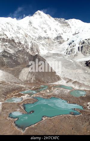 Magnifique vue panoramique sur le Mont Cho Oyu et le camp de base de Cho Oyu, le glacier de Gyazumba - le parc national de Sagarmatha, la vallée de Khumbu, les montagnes du Népal Himalaya Banque D'Images