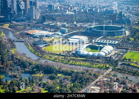 MELBOURNE, AUSTRALIE - 6 SEPTEMBRE 2018 : vue aérienne du complexe sportif de la ville et des gratte-ciel du centre-ville par une belle journée ensoleillée Banque D'Images