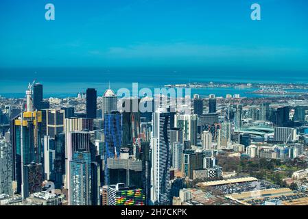 MELBOURNE, AUSTRALIE - 6 SEPTEMBRE 2018 : vue aérienne sur les gratte-ciel du centre-ville de Melbourne par une belle journée ensoleillée Banque D'Images