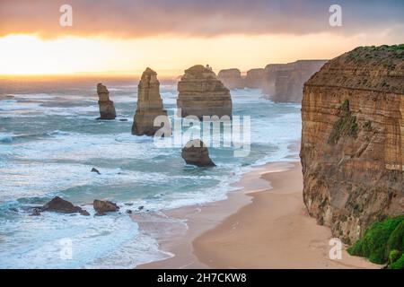 Vue aérienne des douze Apôtres pendant un coucher de soleil orageux, parc national de Port Campbell, Australie Banque D'Images