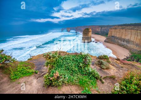 Vue aérienne des douze Apôtres pendant un coucher de soleil orageux, parc national de Port Campbell, Australie Banque D'Images