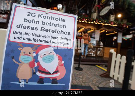 22 novembre 2021, Hessen, Francfort-sur-le-main: Un panneau sur le marché de Noël sur le Römerberg à Francfort indique le contrôle des règles 2G.Malgré la hausse des incidences, le marché de Noël a ouvert le matin comme prévu.Photo : Boris Roessler/dpa Banque D'Images