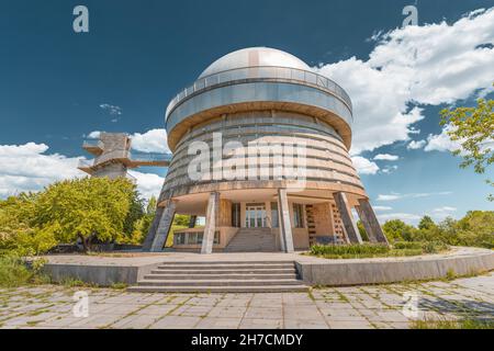 Ancien observatoire soviétique dans la ville de Byurakan, Arménie.Situé dans les montagnes à l'ancien volcan Aragats Banque D'Images