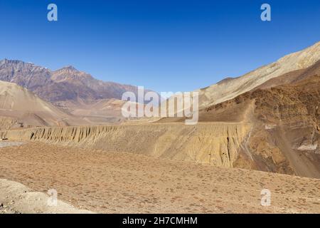 Rivière Jhong Khola.Vue sur la montagne près du village de Kagbeni.District de Mustang, Népal Banque D'Images
