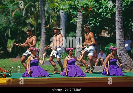 ÉTATS-UNIS.Hawaï.Culture polynésienne.Danseurs folkloriques dans un spectacle sur scène en plein air. Banque D'Images