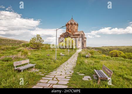 Eglise arménienne Vahramashen située près de la forteresse d'Amberd.Il est situé sur la falaise avec la rivière Arkashian au fond du canyon Banque D'Images