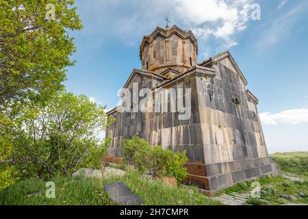 Eglise arménienne Vahramashen située près de la forteresse d'Amberd.Il est situé sur la falaise avec la rivière Arkashian au fond du canyon Banque D'Images