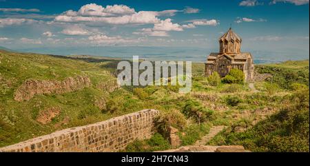 Vue panoramique sur la célèbre église de Vahramashen située près de la forteresse d'Amberd en Arménie.Il est situé sur la falaise avec la rivière Arkashian au fond du canyon Banque D'Images