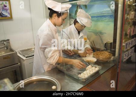 Deux cuisiniers femelles dans le district de Chenghuang Miao, en Chine, à Shanghai Banque D'Images