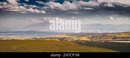 Vue panoramique étroite du célèbre Mont Ararat biblique ou SIS et MASIS en arménien.Destination de voyage et sommet du volcan Banque D'Images