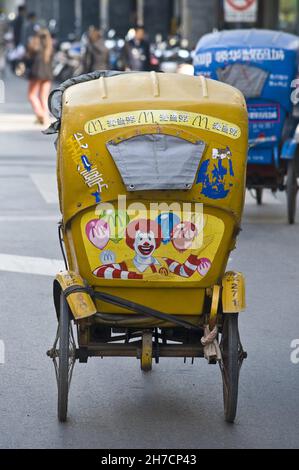 Pousse-pousse dans une rue, Chine, Suzhou Banque D'Images