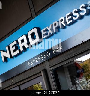 Victoria Westminster London England UK, novembre 7 2021, Nero Express Coffee Shop Retail Chain Shop logo et panneau d'entrée au-dessus de la porte principale sans péo Banque D'Images