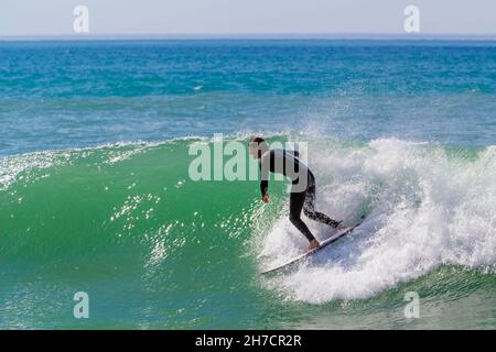 Session de surf sur la côte basque, Bidart, France Banque D'Images