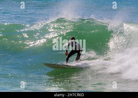 Session de surf sur la côte basque, Bidart, France Banque D'Images