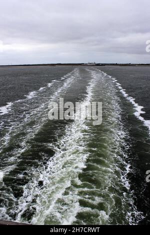 Le réveil et l'eau turbulente à la poupe d'un navire en mouvement dans la mer du Nord Banque D'Images