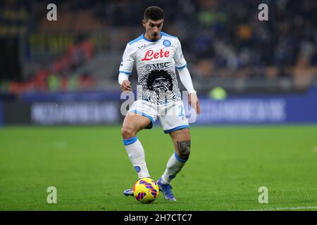 Giovanni Di Lorenzo de SSC Napoli contrôle le ballon pendant la série Un match entre le FC Internazionale et le SSC Napoli Banque D'Images